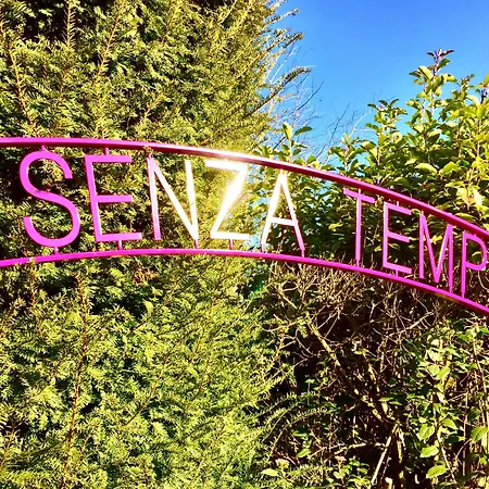 فندق مبيت وإفطار Senza Tempo & Breakfast جرازانو فيسكونتي